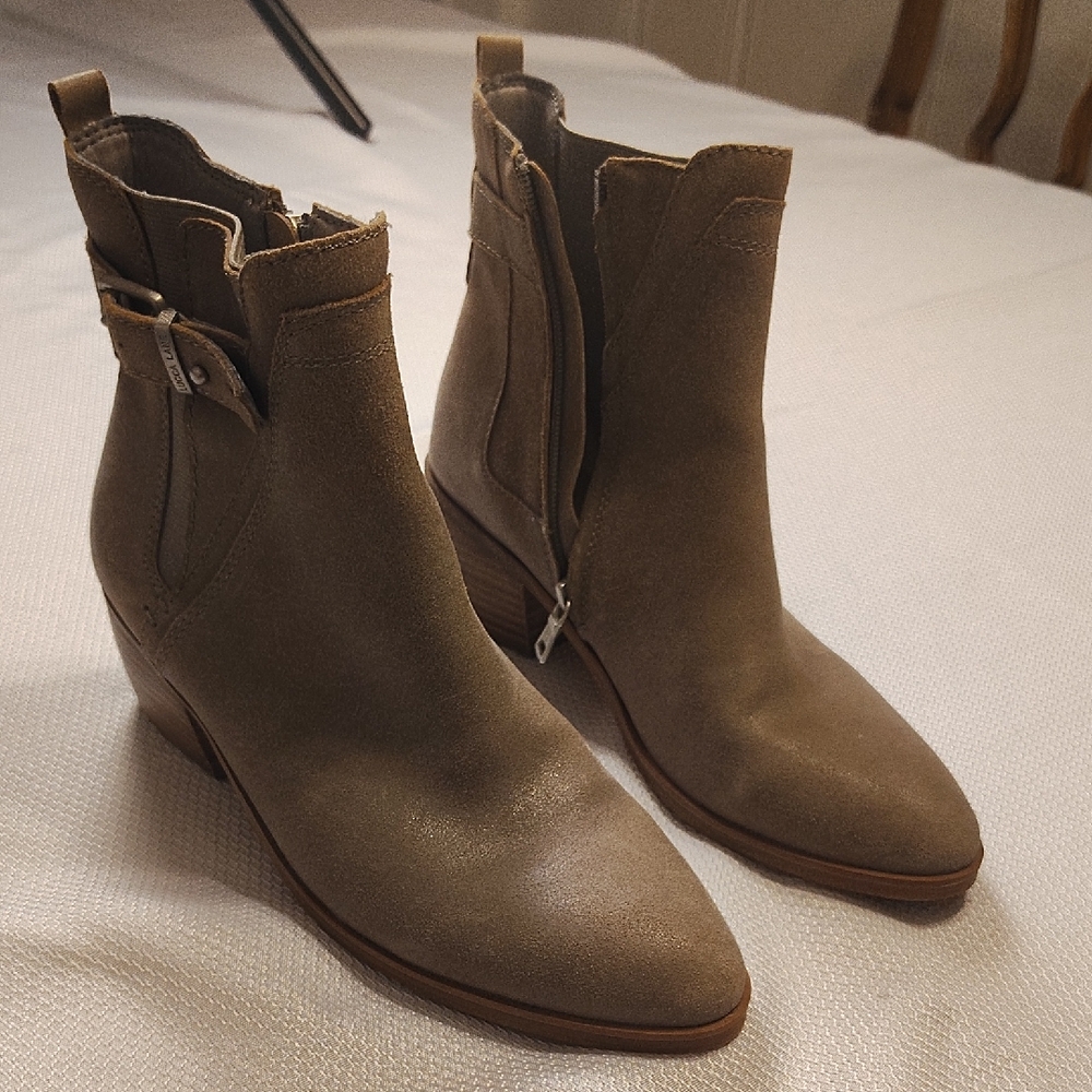 Elegant Tan Ankle Boots